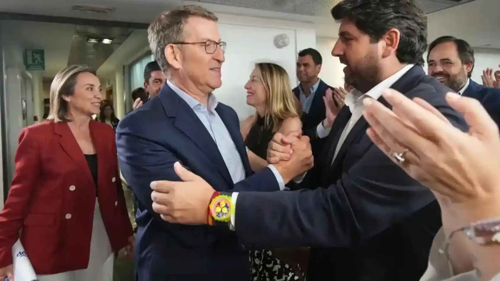 Fernando López Miras saludando a Alberto Núñez Feijóo en la sede de Génova tras celebrarse las elecciones generales del 23 de julio.