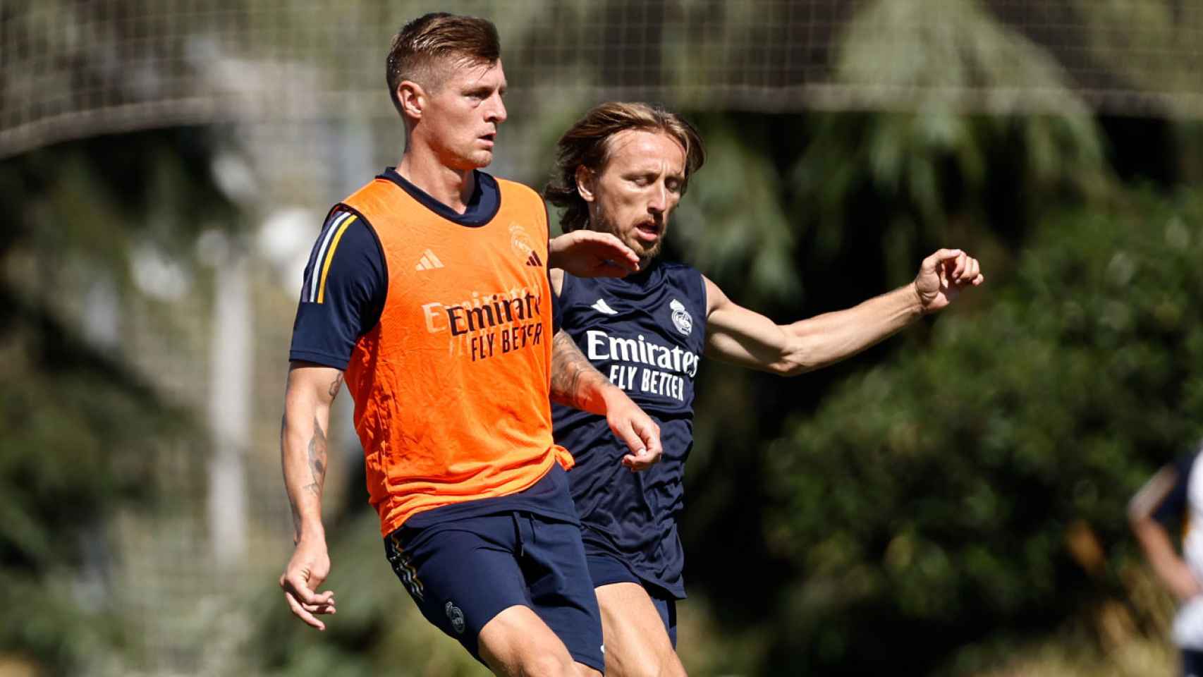Toni Kroos, junto a Luka Modric en un entrenamiento del Real Madrid.