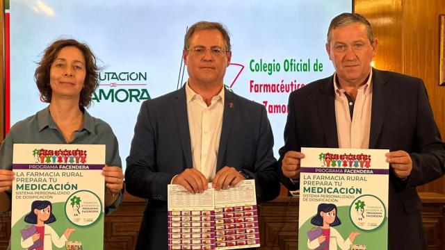 El presidente de la Diputación de Zamora, Javier Faúndez; el presidente del Colegio de Farmacéuticos de Zamora, Juan Prieto; y la vicepresidenta tercera y diputada de Política Social, Familia e Igualdad, Amaranta Ratón