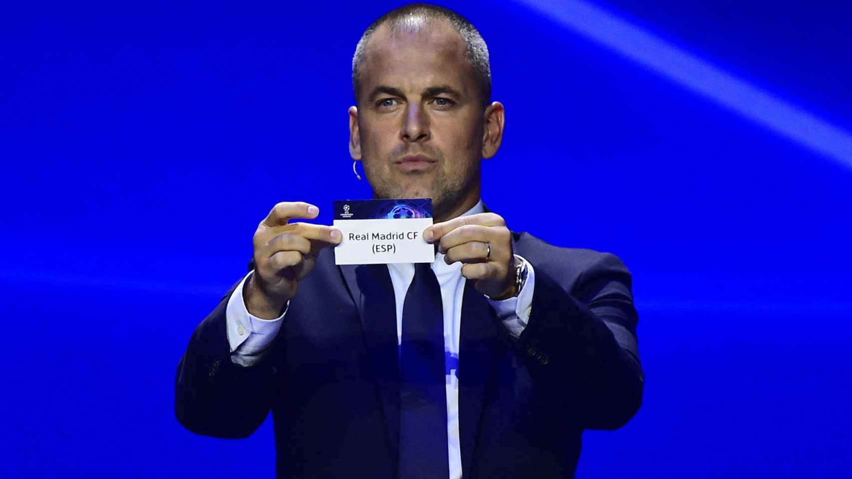 Joe Cole sostiene la papeleta del Real Madrid en el sorteo de la Champions League 2023 /2024