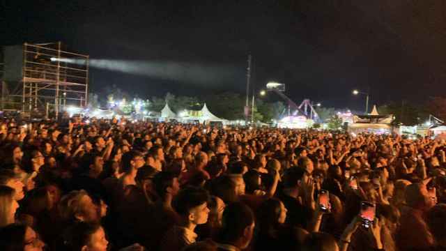 Público en el recinto ferial de Illescas disfrutando de un concierto.