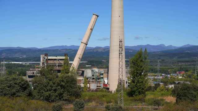 Endesa vuela las dos torres de refrigeración y la antigua chimenea de la central de carbón de Compostilla (León)