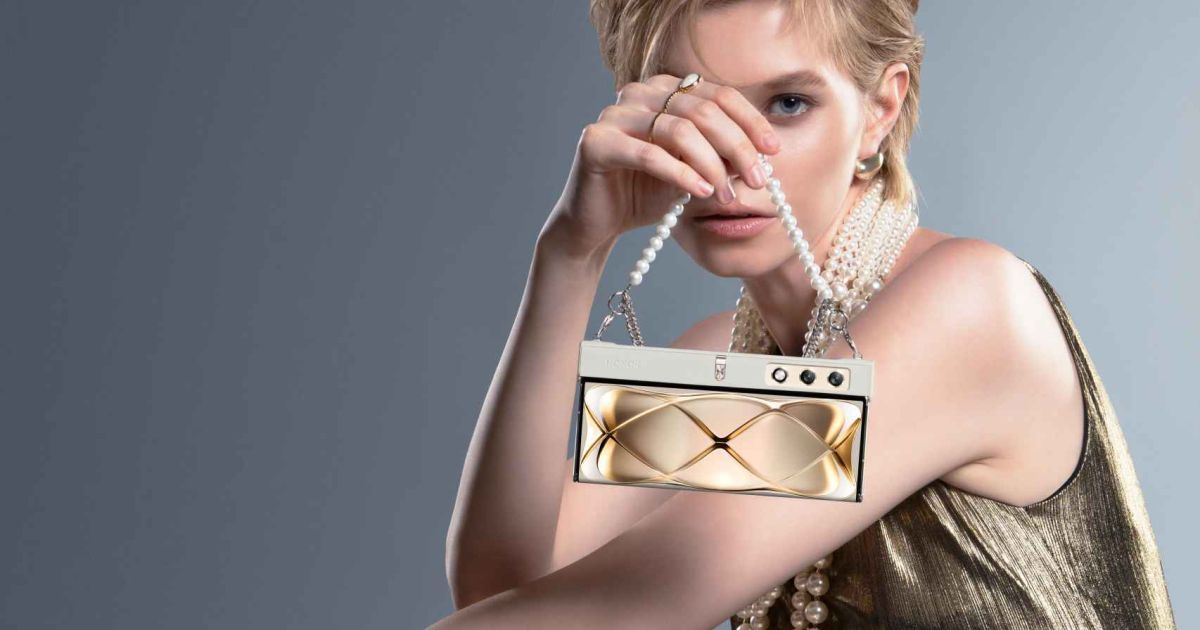 Technology and fashion come together at Honor V Purse