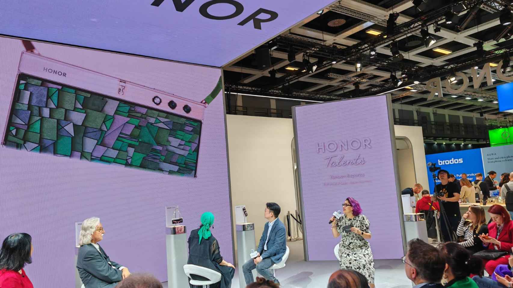 Image of a panel discussion during the presentation of the HONOR V wallet at IFA 2023