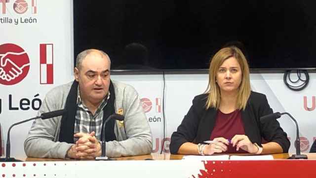 La secretaria de Enseñanza de UGT, Beatriz García, y el secretario de Servicios Públicos, Tomás Pérez, en una rueda de prensa.