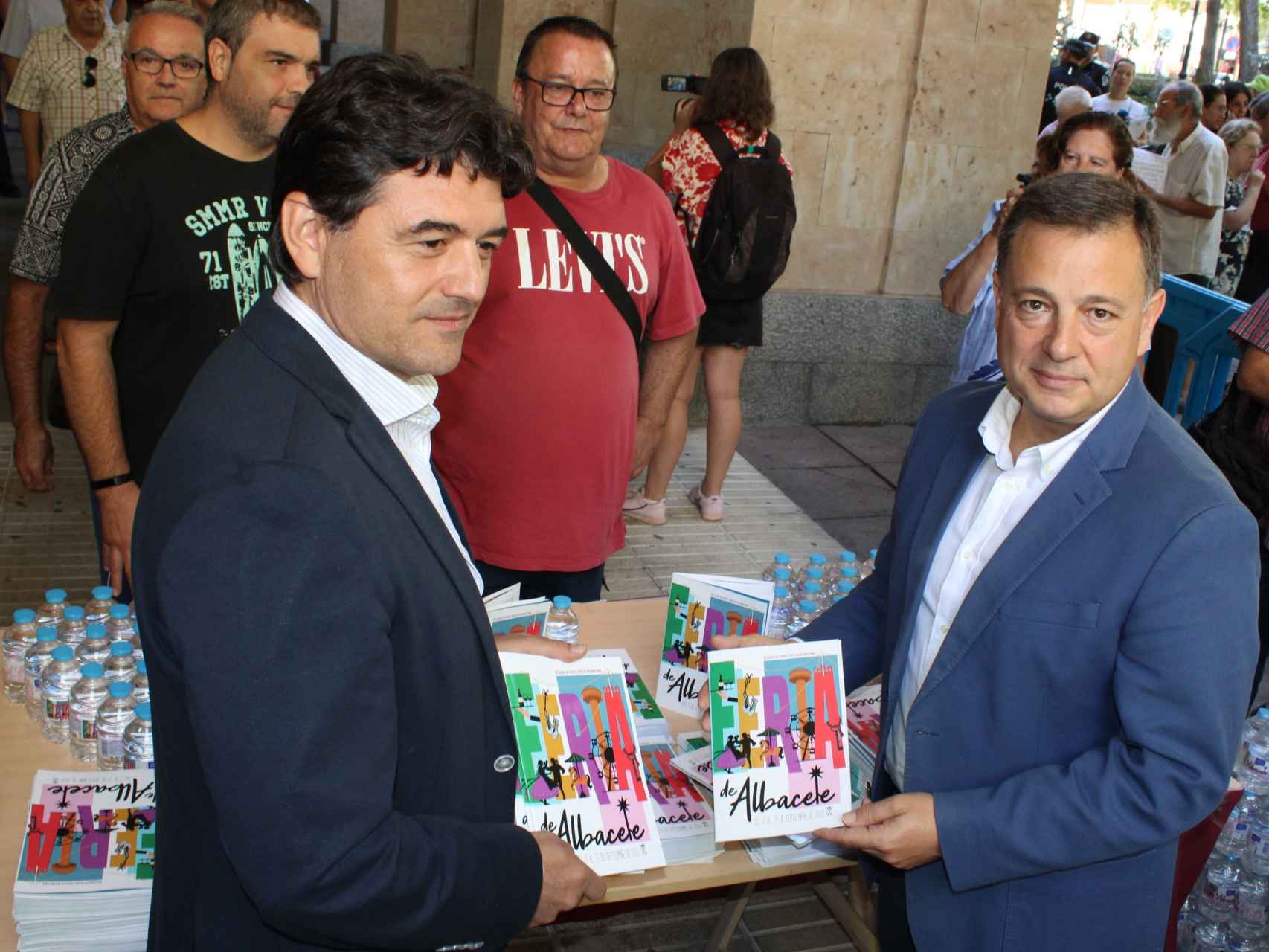 El alcalde, Manuel Serrano, comienza el reparto del programa de la Feria de Albacete 2023