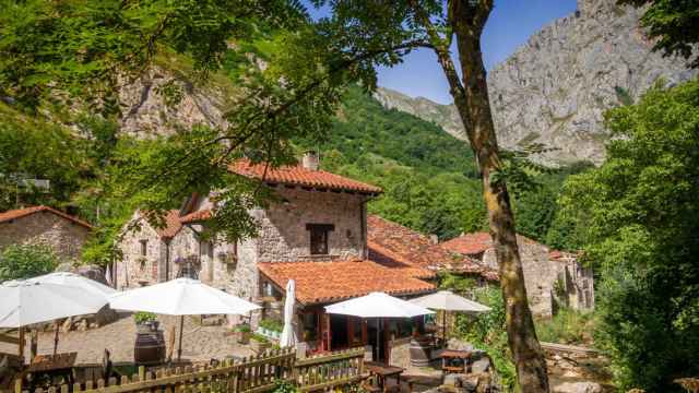 Este pueblo tan aislado como bonito de Asturias no tiene carreteras pero sí funicular