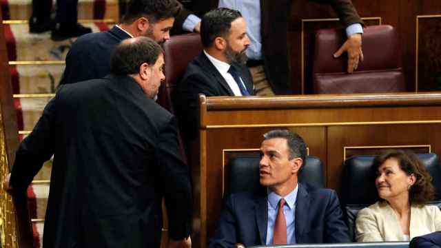 El secretario general de ERC, Oriol Junqueras, saluda a Pedro Sánchez en el Congreso de los Diputados, en una foto de archivo.