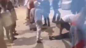 Captura de vídeo del momento en el que un joven cayó al suelo tras ser noqueado de un puñetazo.