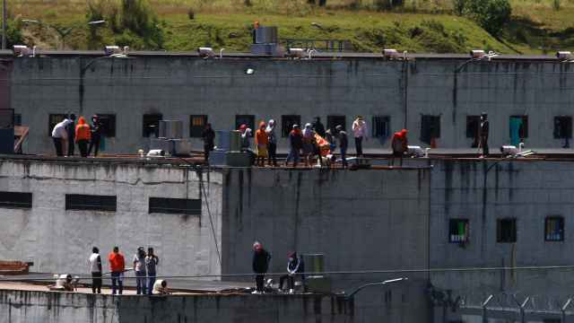 Los presos de la cárcel El Turi toman los tejados del edificio, el jueves en Cuenca (Ecuador).