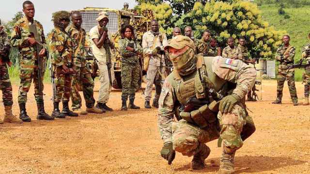 Tropas rusas instruyen a soldados de un país africano.