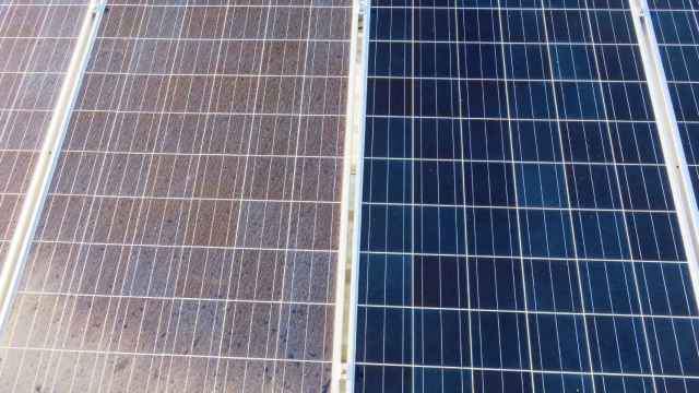 Un panel solar sucio y otro limpio