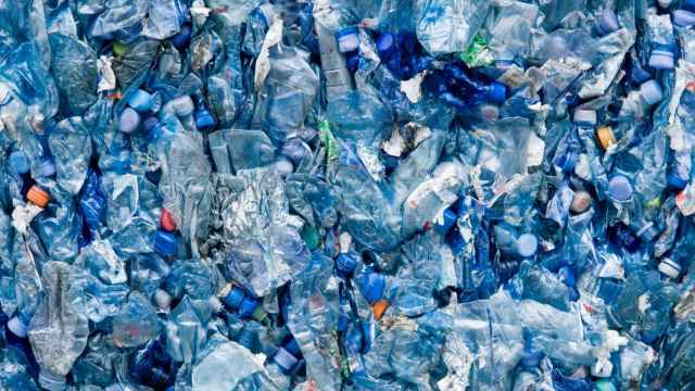 Botellas de plástico en un vertedero