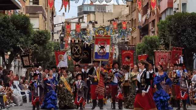 El desfile del centenario de la comparsa de andaluces de Villena de este sábado.