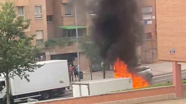 Furgoneta ardiendo en la calle Hernando de Acuña de Valladolid