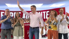 Pedro Sánchez saluda a los asistentes junto a Juan Espadas, María Nieves Ramírez, María Jesús Montero y Daniel  Pérez en la apertura del curso del PSOE