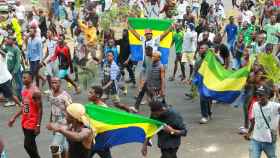 La gente celebra en apoyo a los golpistas en una calle de la capital de Gabón, Libreville.