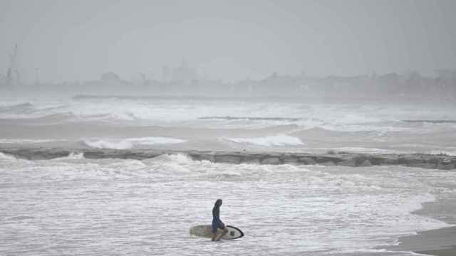 Un surfista sale del agua en la playa de Heliópolis en Benicasim, este domingo.