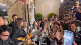 Juanes, a las puertas de su hotel en un concierto improvisado