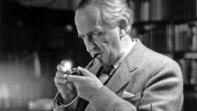 Tolkien fumando en pipa