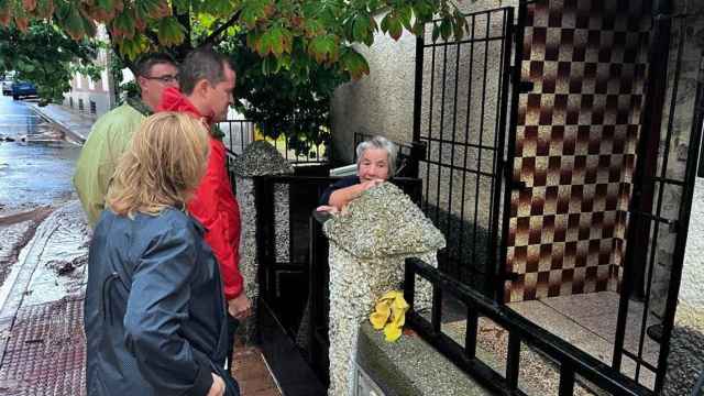 El alcalde de Toledo, Carlos Velázquez, ha visitado este domingo a algunos de los afectados por la DANA