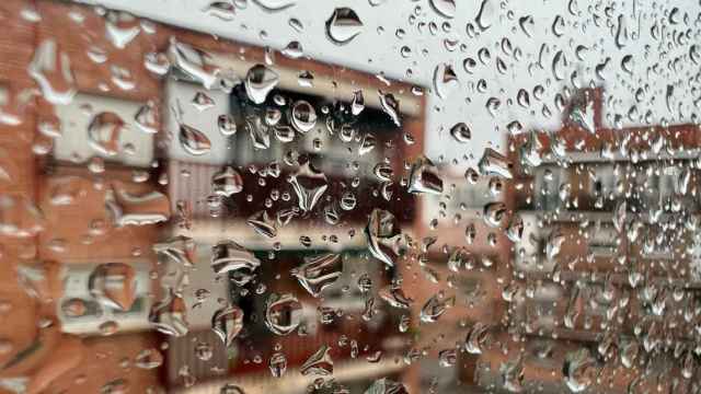 Una ventana llena de gotas debido a las fuertes lluvias de este domingo en Madrid.