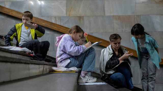 Vuelta al cole en Ucrania: aulas con refugios antiaéreos