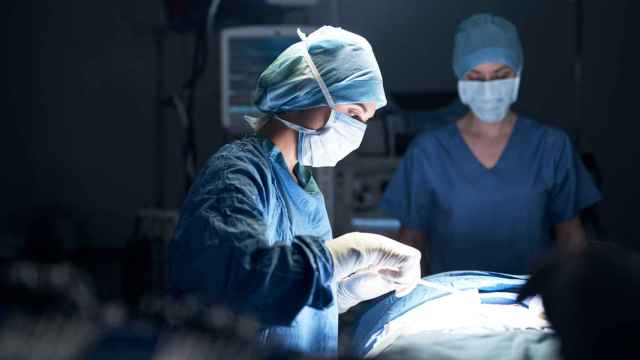 Una mujer cirujana practica una operación.
