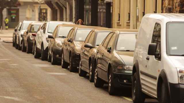 Imagen de polvo africano cubriendo varios coches en León, en marzo de 2022.