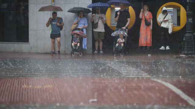 Un grupo de personas se refugia de la lluvia provocada por la DANA de septiembre de 2023