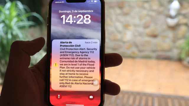 El mensaje de Es-Alert que llegó a los móviles de los madrileños. EFE/ Zipi Aragon.