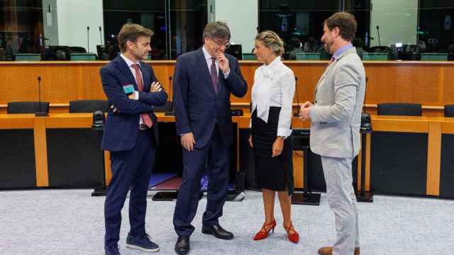 Jaume Asens, Yolanda Díaz, Carles Puigdemont y Toni Comín este lunes en Bruselas.