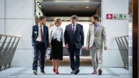 Yolanda Díaz y Carles Puigdemont, entre Jaume Asens y Toni Comín, en la sede del Parlamento Europeo de Bruselas.