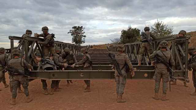 Los soldados del Ejército de Tierra, con el puente que instalarán en la localidad madrileña.
