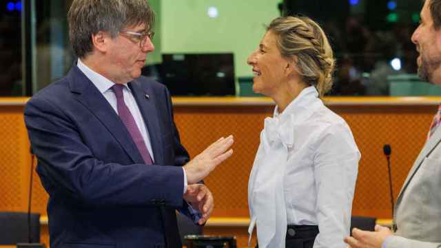 Carles Puigdemont junto a Yolanda Díaz en el Parlamento Europeo.