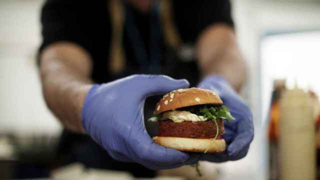 Un cocinero prepara una hamburguesa con proteína vegetal en la Conferencia de Naciones Unidas sobre el Cambio Climático (COP25) de Madrid