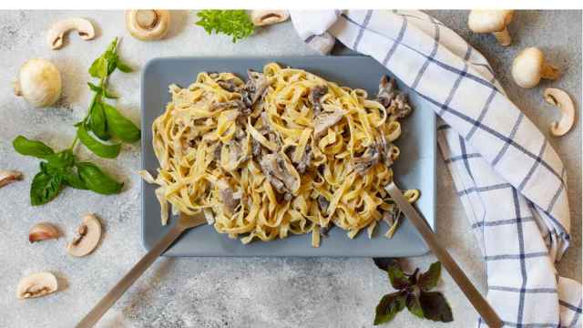 Espaguetis carbonara veganos con champiñones, así puedes conseguir una salsa cremosa sin lácteos