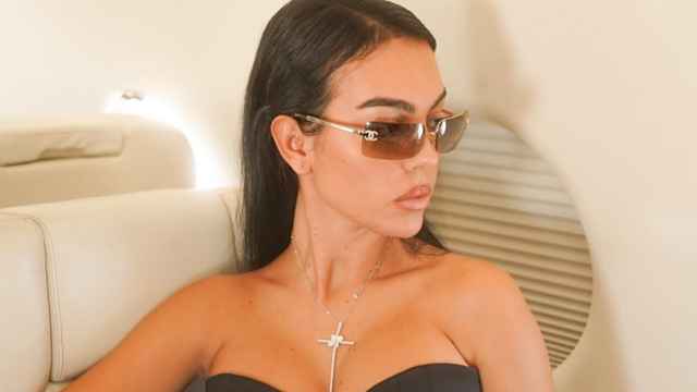 Georgina Rodríguez con gafas de Chanel en su 'jet' privado.