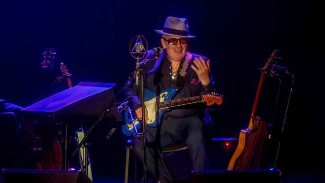 Elvis Costello durante la actuación de este lunes en el Teatro Lope de Vega. Foto: Ricardo Rubio / Europa Press