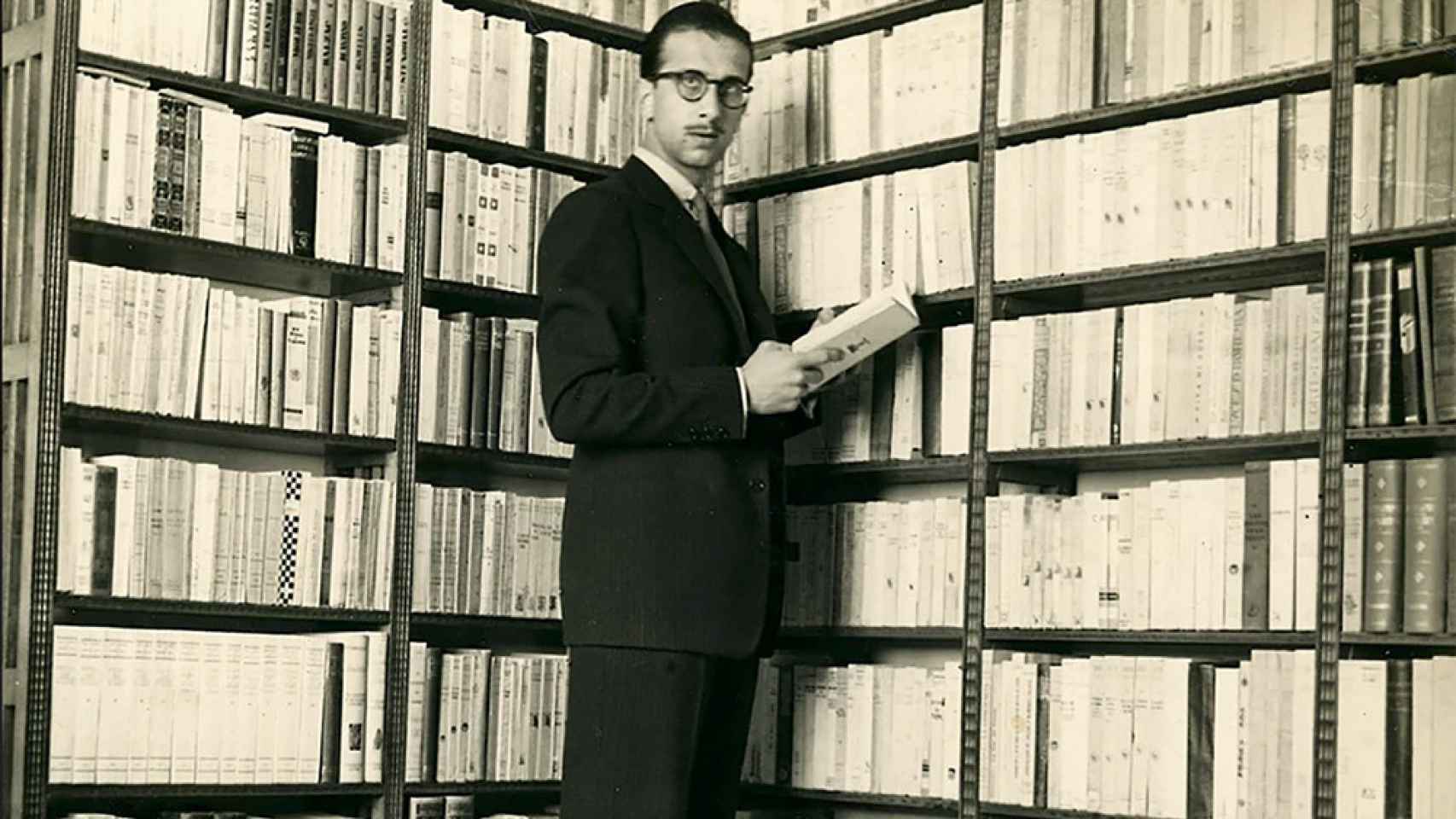 Juan Luis Alborg en su biblioteca de Valencia, en 1951. Foto cedida por Concha Alborg