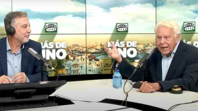 Felipe González este martes durante una entrevista en Onda Cero con el presentador Carlos Alsina.