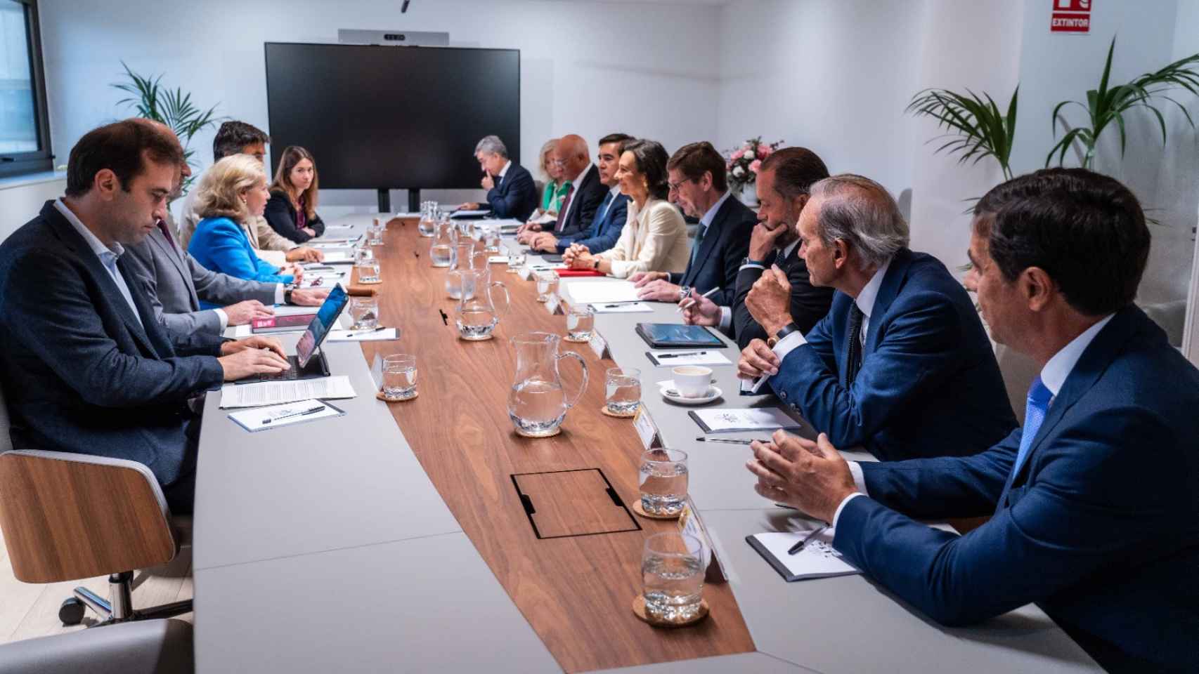 Nadia Calviño y su equipo con los representantes de las principales entidades bancarias españolas durante una reunión celebrada en septiembre.