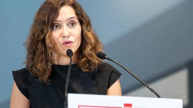 La presidenta de la Comunidad de Madrid, Isabel Díaz Ayuso, interviene durante su visita al Centro de Salud de Sevilla la Nueva, este martes.