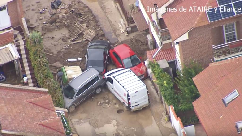 Varios coches arrastrados por la riada en la localidad toledana de Magán.
