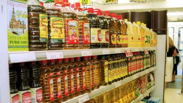Aceite de oliva virgen extra en el supermercado.