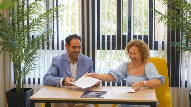 El presidente de Mahos, Javier Frutos, y la directora de Cesur Málaga Teatinos, María Jesús de la Torre.