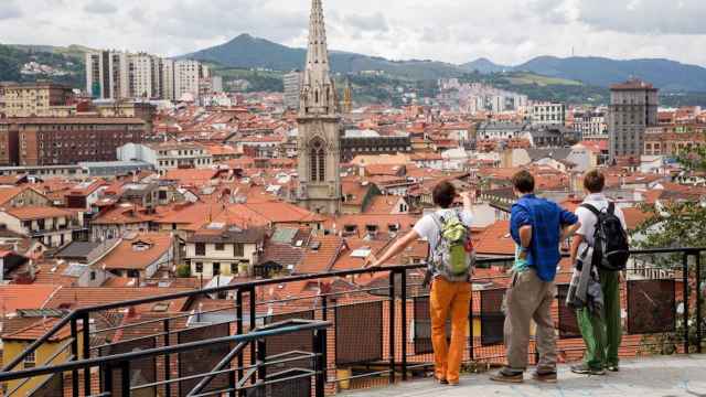 Varios jóvenes disfrutando de una jornada de fiesta en Bilbao.