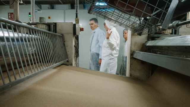 El ministro de Industria visita la planta de Siro en Venta de Baños