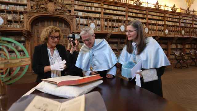 El músico brasileño Caetano Veloso visita la Biblioteca de la Universidad de Salamanca