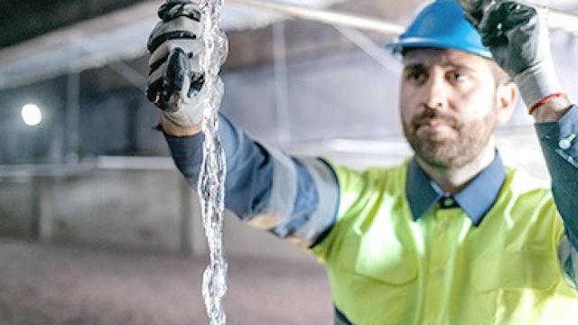 Un trabajador de Aquona